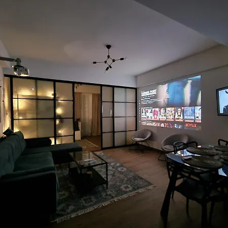 Apartamento With Cinema & Work Space